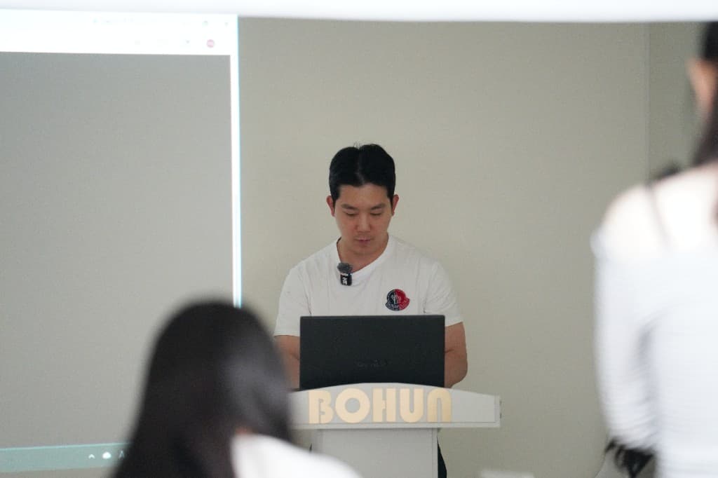 1기 멤버 발표 현장